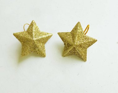 Noel ağacı süslemeleri, parıldayan altın yıldızlar beyaz arka planda izole edilir. Yeni yıl ve Noel süslemeleri.