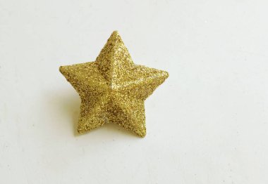 Noel ağacı süslemeleri, parıldayan altın yıldızlar beyaz arka planda izole edilir. Yeni yıl ve Noel süslemeleri.