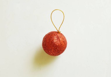 Noel ağacı süslemeleri, renkli parlak toplar, ışıltılı Noel topları, kırmızı parlak Noel topları, beyaz arka planda izole altın renkleri. Yeni yıl ve Noel süslemeleri.