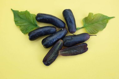 Bir demet taze kara çekirdeksiz ay üzümü, Mor Cadı Parmak üzümü, Sapphire üzümü ya da Cadı Parmağı üzümü.