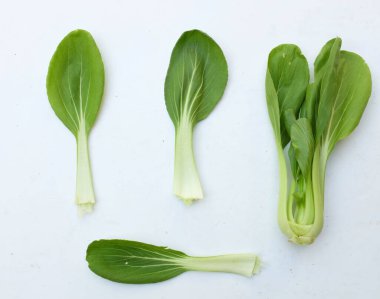 taze ve lezzetli yeşil bok choy, Çin lahanası, kanton marulu, Bok Choy (Çin lahanası) küçük choy sum, yeşil pak choi, Çin pazarı (brassica rapa subsp. Beyaz bir arkaplanda izole et