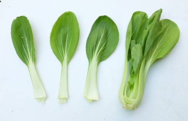 taze ve lezzetli yeşil bok choy, Çin lahanası, kanton marulu, Bok Choy (Çin lahanası) küçük choy sum, yeşil pak choi, Çin pazarı (brassica rapa subsp. Beyaz bir arkaplanda izole et