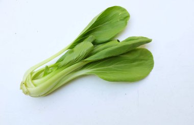 taze ve lezzetli yeşil bok choy, Çin lahanası, kanton marulu, Bok Choy (Çin lahanası) küçük choy sum, yeşil pak choi, Çin pazarı (brassica rapa subsp. Beyaz bir arkaplanda izole et