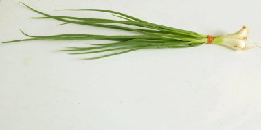 Taze çiğ taze soğan, yeşil Shallot ve taze kök (Alliumcepa var. Yapraklarla birlikte, beyaz bir arkaplanda izole et