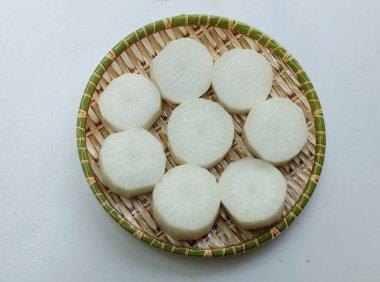 Taze beyaz daikon, daikon turp, turp, beyaz turp, (raphanus sativus var. Longipinnatus) ahşap bir tepside izole edilmiş. Sebzeleri sağlıklı yemek için hazırlıyorum.