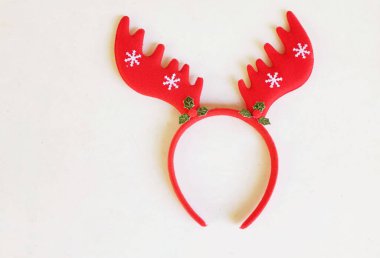  Kırmızı Ren Geyiği Antler Noel 'in şık saç bandı beyaz arka planda izole edilmiş şirin kulaklıklar. Neşeli bir Noel partisi fikri, Yeni yıl yaklaşıyor., 