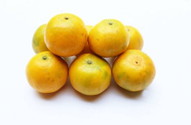 Taze ve sulu olgun portakal, mandalina, portakal balı, Tayland portakalı (Citrus reticulata) beyaz bir sırt üstü izole edilir. C vitamini ile sağlıklı meyveler..