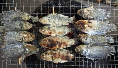 Üst ve düz bir zemin üzerinde yeşil yapraklı, dilimlenmiş, olgun bir papaya meyveli papaya uzanır. Sağlıklı beslenme için sebze ve meyve.