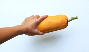 Üst ve düz bir zemin üzerinde Asyalı kadınların izole edilmiş ellerinde olgun papaya meyveli papaya yatıyordu. Sağlıklı beslenme için sebze ve meyve.