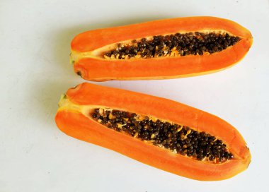 Üst ve düz bir zemin üzerine izole edilmiş tatlı olgun papaya meyveli papaya uzanır. Sağlıklı beslenme için sebze ve meyve.
