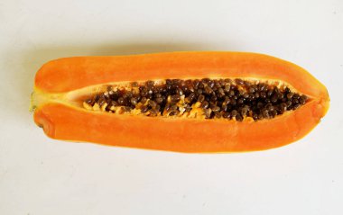 Üst ve düz bir zemin üzerine izole edilmiş tatlı olgun papaya meyveli papaya uzanır. Sağlıklı beslenme için sebze ve meyve.