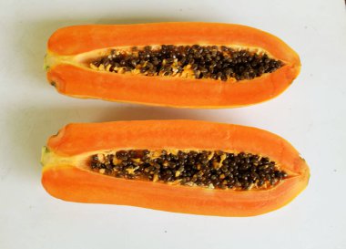 Üst ve düz bir zemin üzerine izole edilmiş tatlı olgun papaya meyveli papaya uzanır. Sağlıklı beslenme için sebze ve meyve.