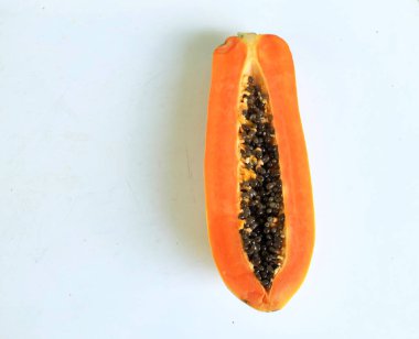 Üst ve düz bir zemin üzerine izole edilmiş tatlı olgun papaya meyveli papaya uzanır. Sağlıklı beslenme için sebze ve meyve.