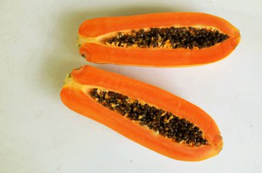Üst ve düz bir zemin üzerine izole edilmiş tatlı olgun papaya meyveli papaya uzanır. Sağlıklı beslenme için sebze ve meyve.