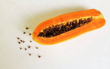 Üst ve düz bir zemin üzerine izole edilmiş tatlı olgun papaya meyveli papaya uzanır. Sağlıklı beslenme için sebze ve meyve.