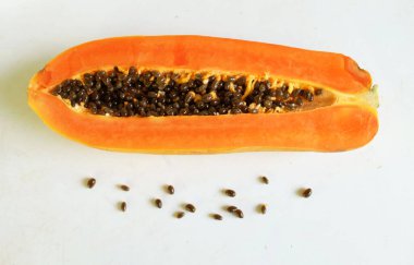 Üst ve düz bir zemin üzerine izole edilmiş tatlı olgun papaya meyveli papaya uzanır. Sağlıklı beslenme için sebze ve meyve.
