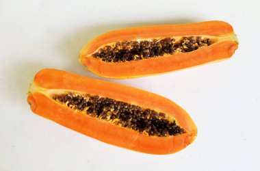 Üst ve düz bir zemin üzerine izole edilmiş tatlı olgun papaya meyveli papaya uzanır. Sağlıklı beslenme için sebze ve meyve.