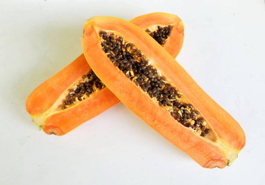 Üst ve düz bir zemin üzerine izole edilmiş tatlı olgun papaya meyveli papaya uzanır. Sağlıklı beslenme için sebze ve meyve.