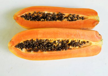 Üst ve düz bir zemin üzerine izole edilmiş tatlı olgun papaya meyveli papaya uzanır. Sağlıklı beslenme için sebze ve meyve.