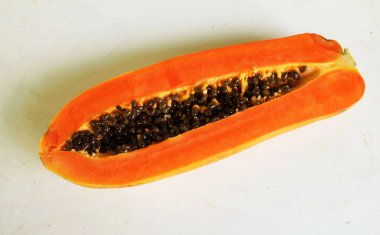 Üst ve düz bir zemin üzerine izole edilmiş tatlı olgun papaya meyveli papaya uzanır. Sağlıklı beslenme için sebze ve meyve.
