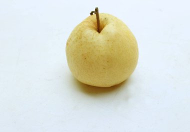 Taze çiğ Çin armudu, Asya armudu (Pyrus pyriforia) beyaz arka planda izole edilmiştir. Çin 'in batısında yetişen bir kış bitkisidir.