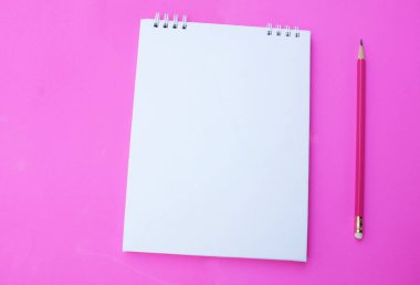 Boş bir defter aç ve dekoratif kırmızı kalp şekli, pembe bir zemin üzerinde pembe bir zemin oluştur. Aşk mesajı, romantik aşk, ofis kırtasiyesi ve Sevgililer Günü tatili kavramı.