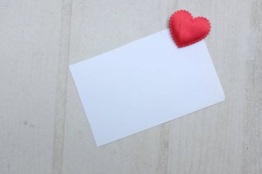 Boş beyaz nota, dekoratif Polka kalbi, Beyaz Tahta Vintage Masa 'da kırmızı kalem. Aşk mesajı, Romantik aşk, ofis kırtasiyesi ve Sevgililer Günü