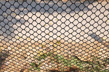 Siyah bir ağ krom dikişsiz çelik ızgara yapı zinciri, Metal zincirli tel örgü tel tel örgü beyaz arka damlada izole edilmiş.