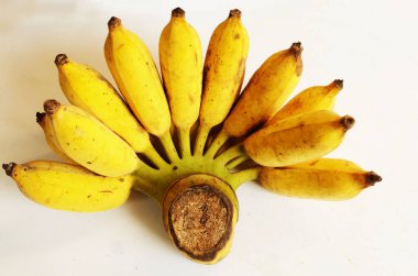 Üst ve düz bir yığın taze sarı olgun muz Pisang Awak Muz veya Kluai Namwa (Musa sapientum Linn) beyaz bir sırt üstü izole edilir. Sağlıklı meyve ve vejetaryen yiyici