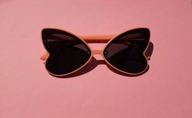 Y2K Moda Yazı. Sarı Kalp şeklinde güneş gözlüğü 90 'ların modası. Moda projeleri, reklamlar ve yaratıcı tasarımlar için mükemmel.