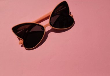 Y2K Moda Yazı. Sarı Kalp şeklinde güneş gözlüğü 90 'ların modası. Moda projeleri, reklamlar ve yaratıcı tasarımlar için mükemmel.