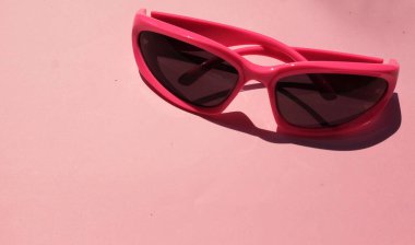 Y2K Moda Yazı. Pembe Oval Üçgen Güneş Gözlüğü. 90 'ların modası. Moda projeleri, reklamlar ve yaratıcı tasarımlar için mükemmel.