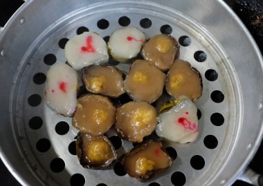 Nian gao, nin gou ya da fasulye dolu glutinous pilavından yapılan Çin yeni yıl pastası (pirinç keki), gazlı fırında pişen Nian Gao Çin pudingi. Çin yeni yılı tatlı pirinç keki.