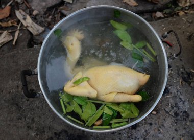 Çin Yeni Yılı 'nda, Çin kültüründe, Çin Yeni Yıl Festivali' nde kurban etmek için buharlı buharlı ocakta haşlanmış tavuğu kapatıyoruz.