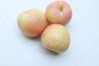 Taze kırmızı meyve tatlı elma (Malus domestica Borkh) beyaz arka planda izole edilmiştir. Sağlıklı meyveler