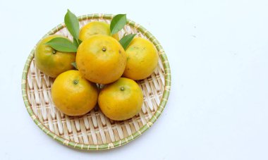 Taze ve sulu portakal, mandalina, mandalina, portakal balı, Tayland portakalı (turunçgil retikülata) ve yeşil yapraklar beyaz bir sırt damlasında izole edilmiş ahşap tepsilerde. C vitamini ile sağlıklı meyveler..