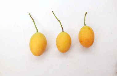 Taze olgun Marian erik mayogchid, Maprang Marian eriği ve erik mangosu (Bouea contraitifolia) ve beyaz zemin üzerinde yalıtılmış yapraklar. Tropik meyve Tayland ve sağlıklı 