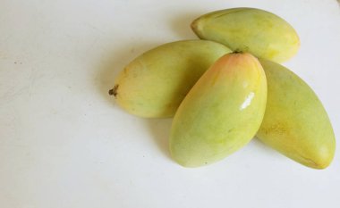 Taze organik Barakuda Mango, Nam Dok Mai, Altın Mango, Sarı Mango (Mangifera indica Linn). Mango meyveleri beyaz bir arkaplanda izole edilir. Tayland 'da tropik meyve