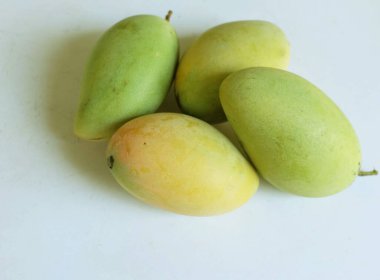 Taze organik Barakuda Mango, Nam Dok Mai, Altın Mango, Sarı Mango (Mangifera indica Linn). Mango meyveleri beyaz bir arkaplanda izole edilir. Tayland 'da tropik meyve