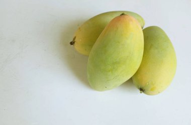 Taze organik Barakuda Mango, Nam Dok Mai, Altın Mango, Sarı Mango (Mangifera indica Linn). Mango meyveleri beyaz bir arkaplanda izole edilir. Tayland 'da tropik meyve