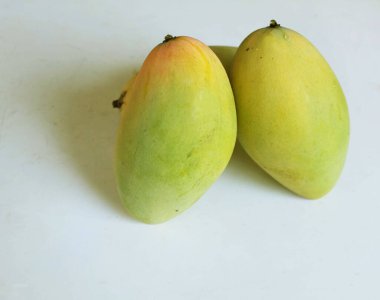 Taze organik Barakuda Mango, Nam Dok Mai, Altın Mango, Sarı Mango (Mangifera indica Linn). Mango meyveleri beyaz bir arkaplanda izole edilir. Tayland 'da tropik meyve