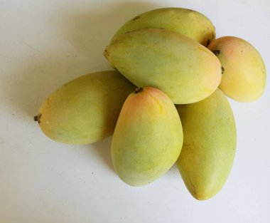 Taze organik Barakuda Mango, Nam Dok Mai, Altın Mango, Sarı Mango (Mangifera indica Linn). Mango meyveleri beyaz bir arkaplanda izole edilir. Tayland 'da tropik meyve