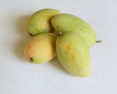 Taze organik Barakuda Mango, Nam Dok Mai, Altın Mango, Sarı Mango (Mangifera indica Linn). Mango meyveleri beyaz bir arkaplanda izole edilir. Tayland 'da tropik meyve