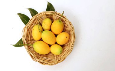 Taze taze olgun Marian erik mayogchid, Maprang Marian erik ve erik mangosu (Bouea tablosu) ve beyaz zemin üzerinde yalıtılmış bir sepette bırakılır. Tropik meyve Tayland ve sağlıklı 