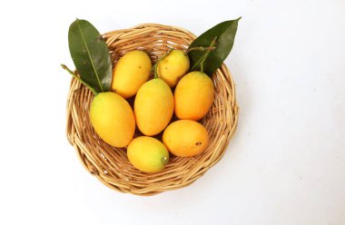 Taze taze olgun Marian erik mayogchid, Maprang Marian erik ve erik mangosu (Bouea tablosu) ve beyaz zemin üzerinde yalıtılmış bir sepette bırakılır. Tropik meyve Tayland ve sağlıklı 