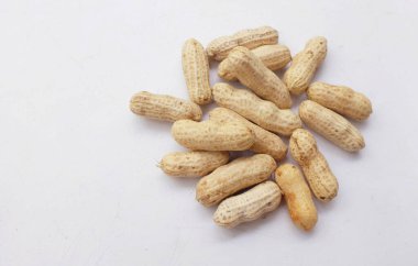 Organik fıstıkların genel görünümü, kabuklu ve haşlanmış fıstık (Arachis hipogaea L.) amendoim cozido, serpe, nordeste, Brezilya beyaz bir arkaplanda izole edilir.