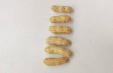 Organik fıstıkların genel görünümü, kabuklu ve haşlanmış fıstık (Arachis hipogaea L.) amendoim cozido, serpe, nordeste, Brezilya beyaz bir arkaplanda izole edilir.