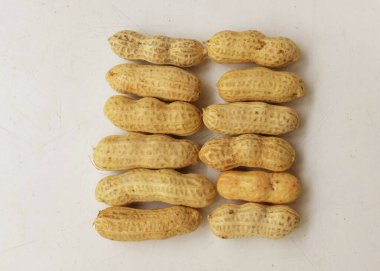 Organik fıstıkların genel görünümü, kabuklu ve haşlanmış fıstık (Arachis hipogaea L.) amendoim cozido, serpe, nordeste, Brezilya beyaz bir arkaplanda izole edilir.