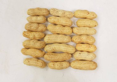 Organik fıstıkların genel görünümü, kabuklu ve haşlanmış fıstık (Arachis hipogaea L.) amendoim cozido, serpe, nordeste, Brezilya beyaz bir arkaplanda izole edilir.