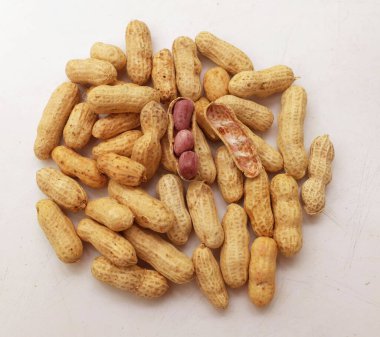 Organik fıstıkların genel görünümü, kabuklu ve haşlanmış fıstık (Arachis hipogaea L.) amendoim cozido, serpe, nordeste, Brezilya beyaz bir arkaplanda izole edilir.